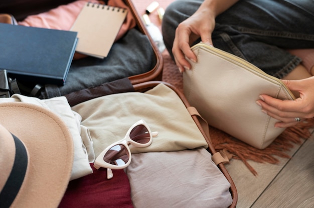 Personne mettant des vêtements dans une valise pour ses vacances