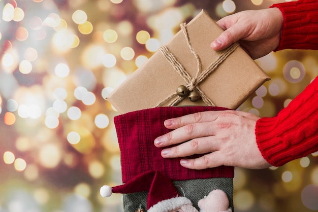 Personne, mettre, cadeau, dans, chaussette noël