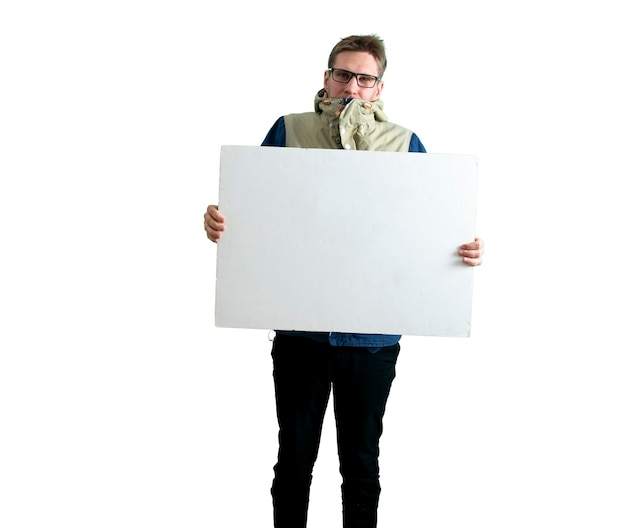 Une personne militante tenant un espace de copie en carton, maquette de modèle pour le texte, fond blanc isolé