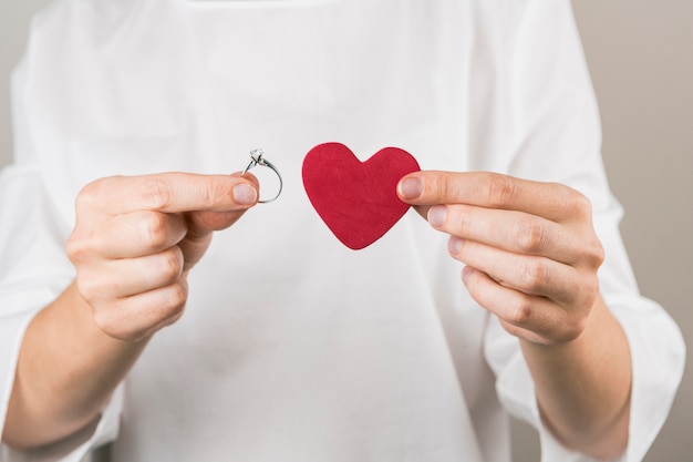 Personne montrant un coeur et une bague vineux décoratifs