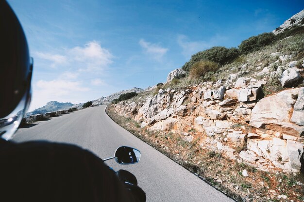 Personne sur la moto près de la colline