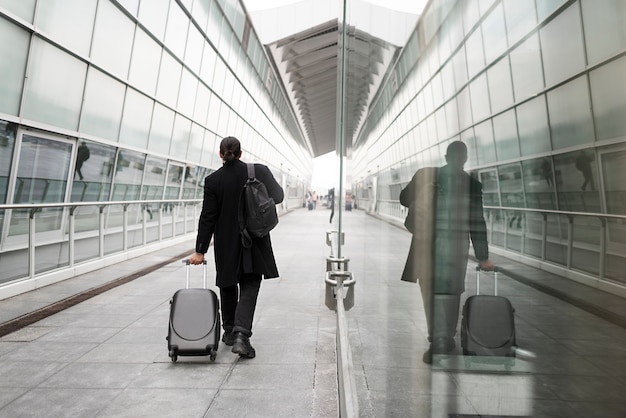 Personne musulmane voyageant à travers la ville