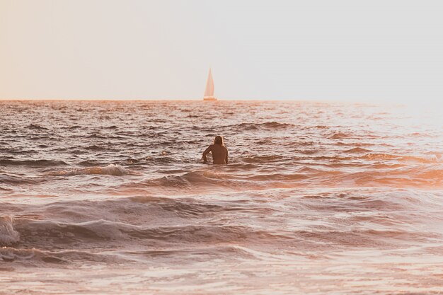 Une personne nageant dans la mer