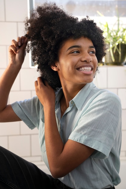 Photo gratuite personne noire prenant soin de ses cheveux afro