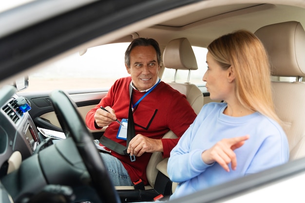 Photo gratuite personne passant l'examen du permis de conduire