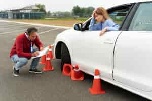 Photo gratuite personne passant l'examen du permis de conduire