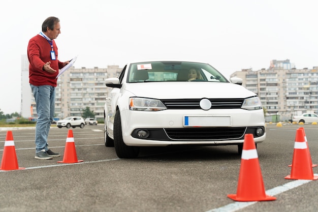 Photo gratuite personne passant l'examen du permis de conduire