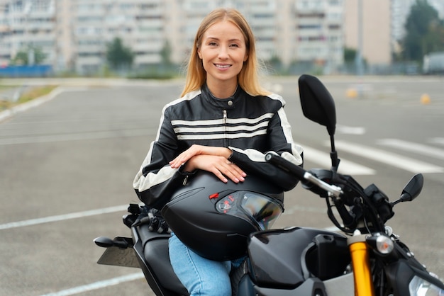 Photo gratuite personne passant l'examen du permis de conduire