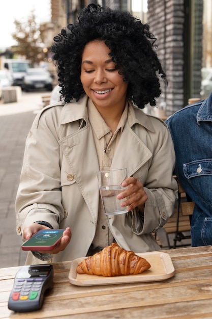 Photo gratuite personne payant à l'aide de la technologie nfc