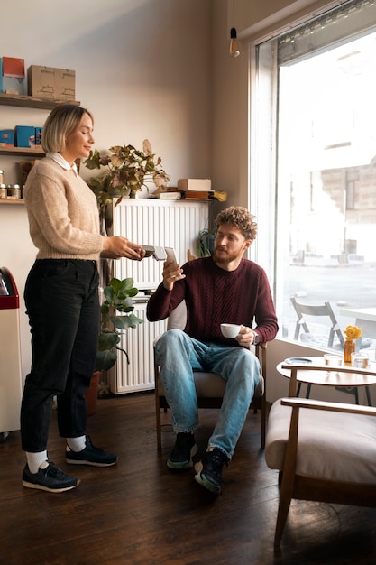 Photo gratuite personne payant la facture dans un restaurant utilisant la technologie nfc