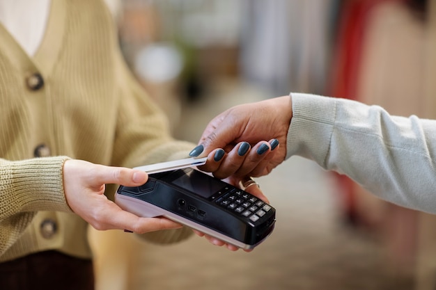 Photo gratuite personne payant sur le marché de l'occasion