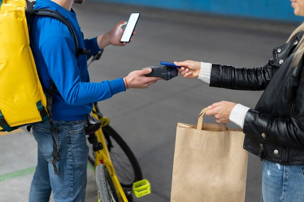 Personne payant avec sa carte de crédit