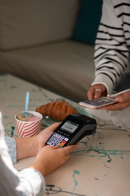 Personne payant avec la technologie nfc dans un restaurant