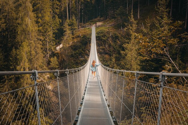 Personne sur un pont suspendu auto-ancré