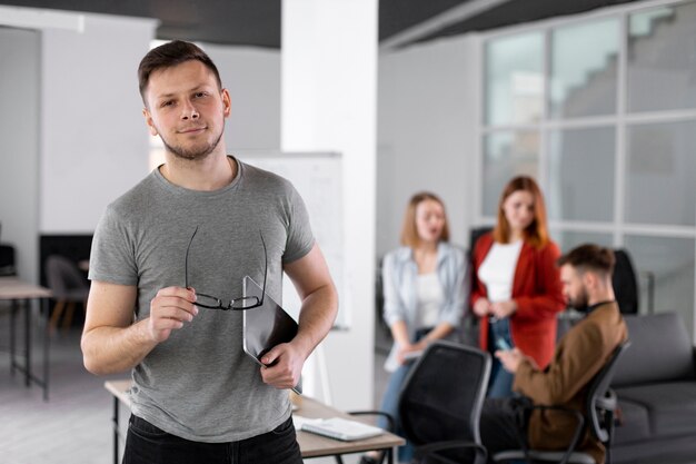 Personne posant à côté de collègues