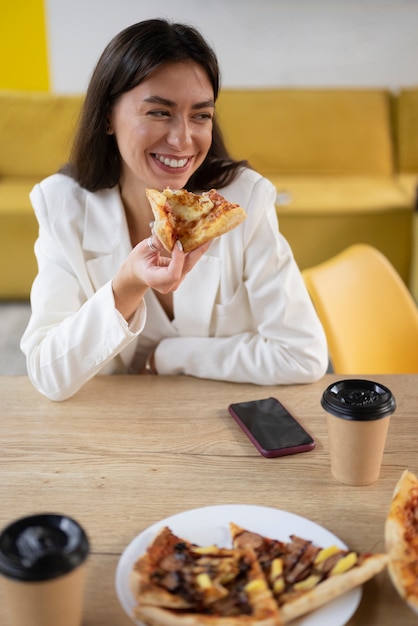 Photo gratuite personne prenant une pause au bureau