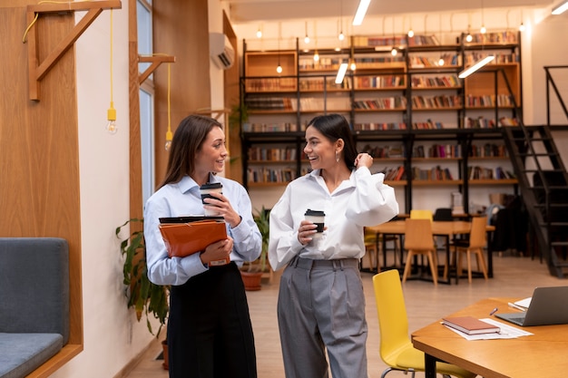 Personne prenant une pause de son travail au bureau