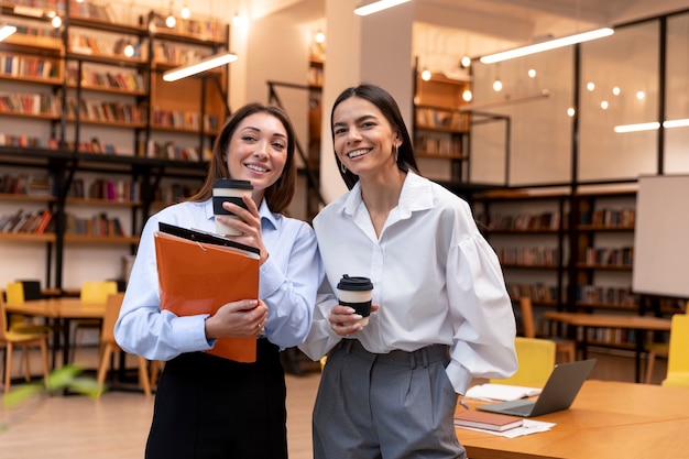 Personne prenant une pause de son travail au bureau