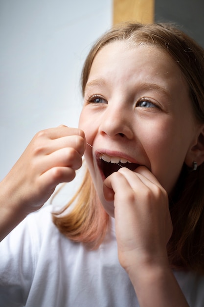 Personne prenant soin de l'hygiène des dents