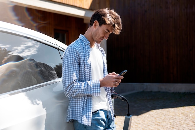 Photo gratuite personne prenant soin de la voiture électrique