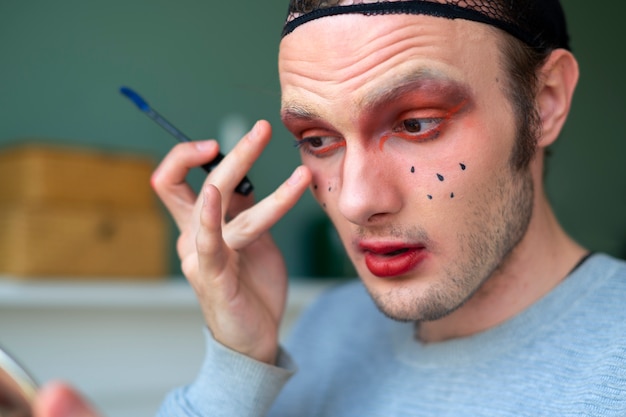 Personne préparant sa tenue de drag