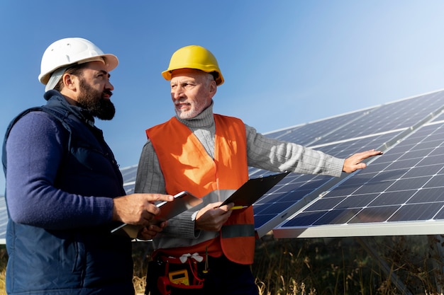 Personne près de l'usine d'énergie alternative