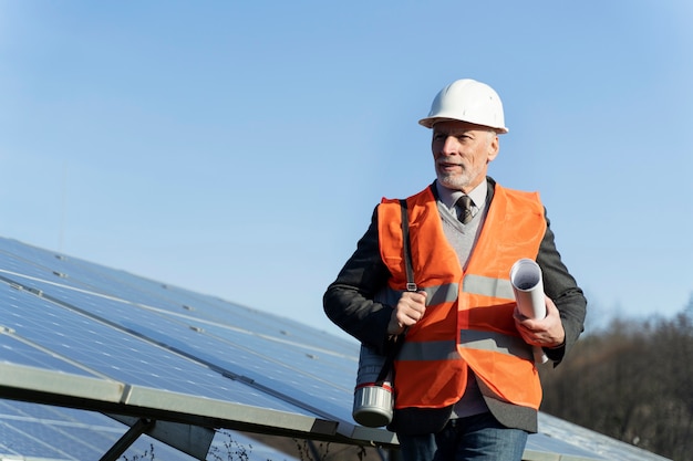 Personne près de l'usine d'énergie alternative