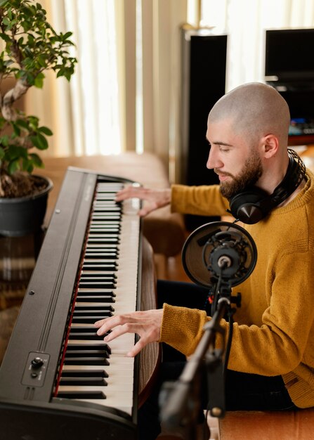 Personne produisant de la musique à la maison