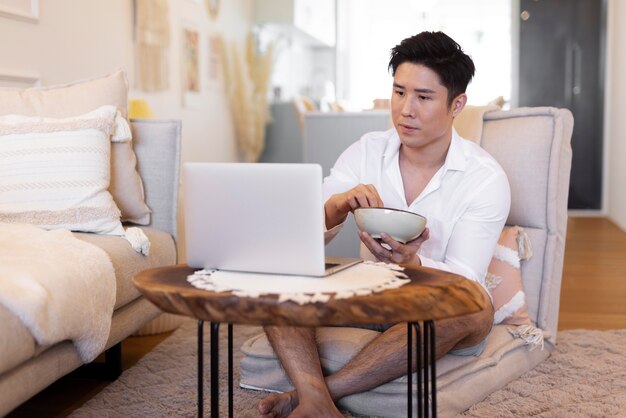 Personne profitant d'un moment de détente à la maison