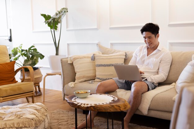 Personne profitant d'un moment de détente à la maison