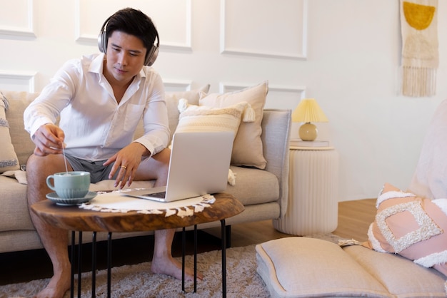 Photo gratuite personne profitant d'un moment de détente à la maison