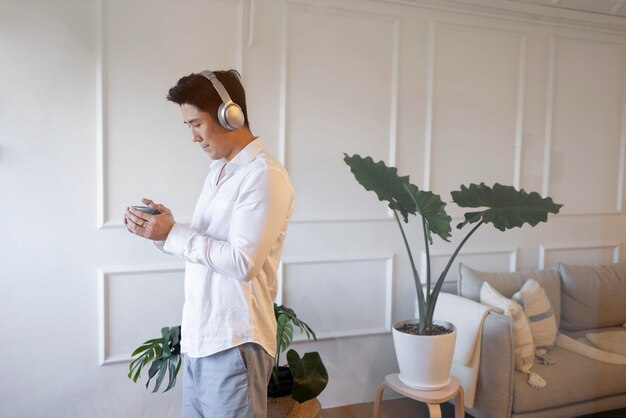 Personne profitant d'un moment de détente à la maison