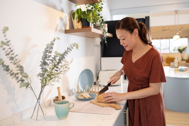 Personne profitant d'un moment de détente à la maison