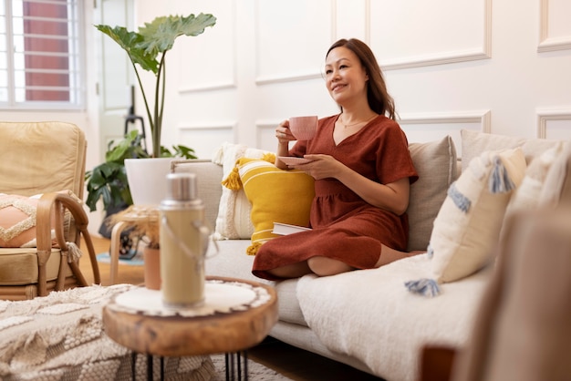 Personne profitant d'un moment de détente à la maison