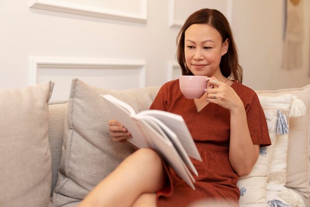 Personne profitant d'un moment de détente à la maison