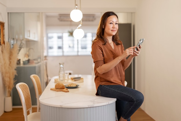 Personne profitant d'un moment de détente à la maison