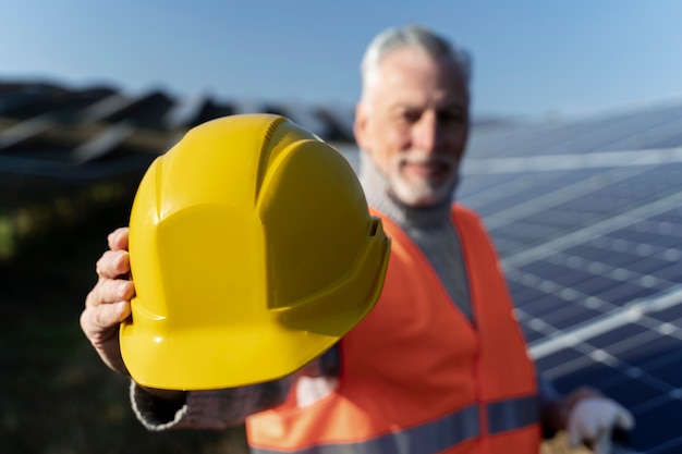 Personne à proximité d'une centrale d'énergie alternative