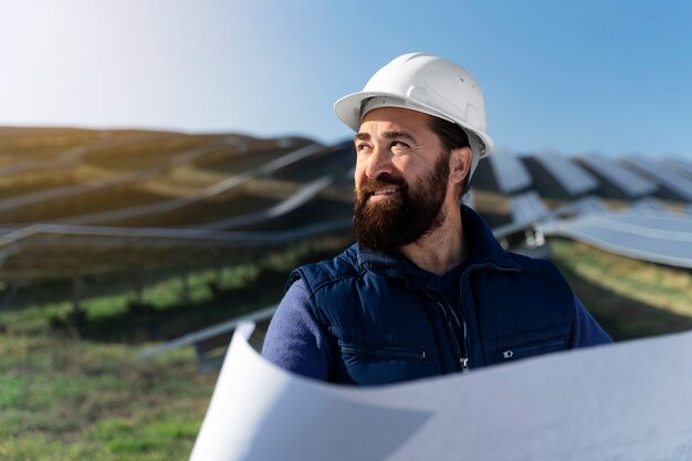 Personne à proximité d'une centrale d'énergie alternative