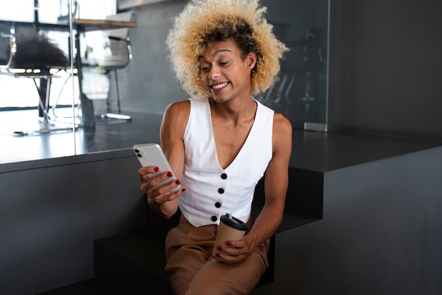 Personne queer de taille moyenne au travail