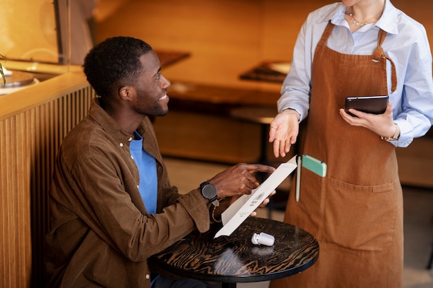 Personne qui commande de la nourriture au restaurant