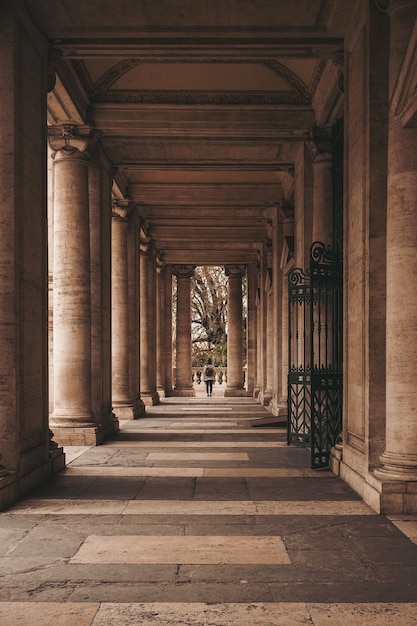 Personne qui marche sur un bâtiment en béton brun