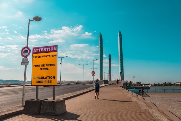 Photo gratuite personne qui marche sur le côté de la route