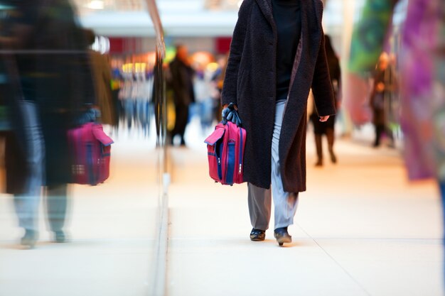 Personne qui marche avec une valise