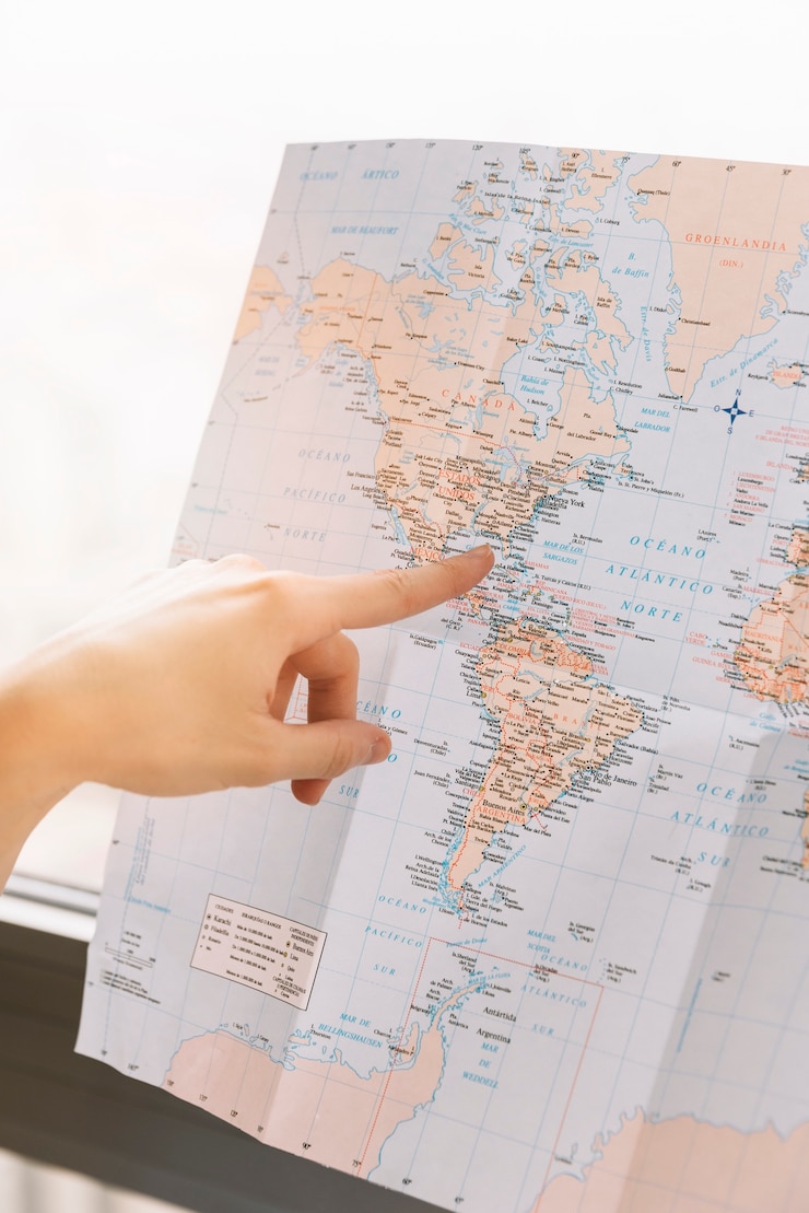 Photo gratuit une personne qui pointe du doigt vers l&#39;emplacement sur la carte