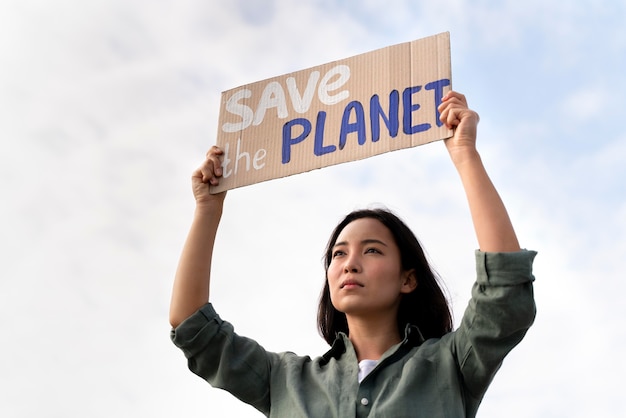 Personne qui proteste contre le changement climatique