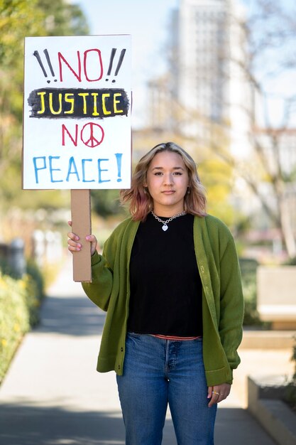 Personne qui proteste avec une pancarte pour la journée mondiale de l'environnement à l'extérieur