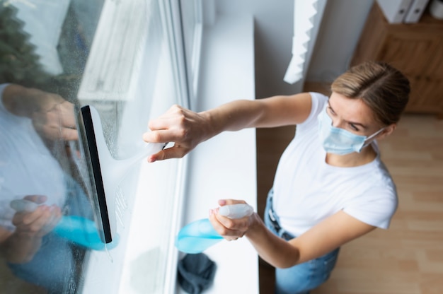 Photo gratuite personne qui s'occupe du nettoyage des bureaux