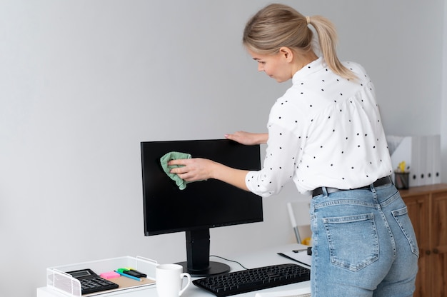 Personne qui s'occupe du nettoyage des bureaux