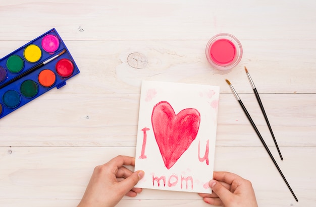 Personne qui tient je t&#39;aime inscription de maman