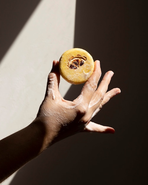 Personne de race blanche se lavant les mains avec du savon